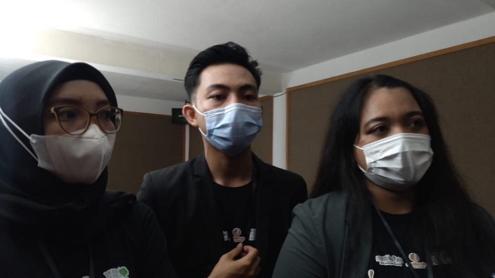 Staf Manajemen PI Sultra, Elrik (tengah), Panitia Karantina PI Sultra, Fauziah Jihan Benazir (kanan).