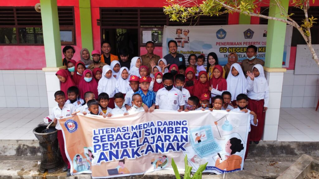 Foto bersama pihak UHO dan SD Negeri 77 Kendari. Foto: Buyung/Kendariinfo. (5/10/2021).