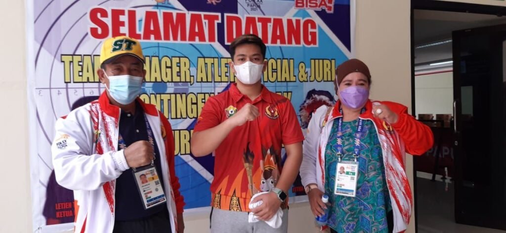 Atlet menembak Sultra (tengah) bertanding di Pon XX Papua 2021. 