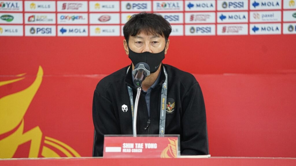 Pelatih Timnas Indonesia, Shin Tae Yong saat jumpa pers sebelum laga Taiwan. Foto: PSSI.