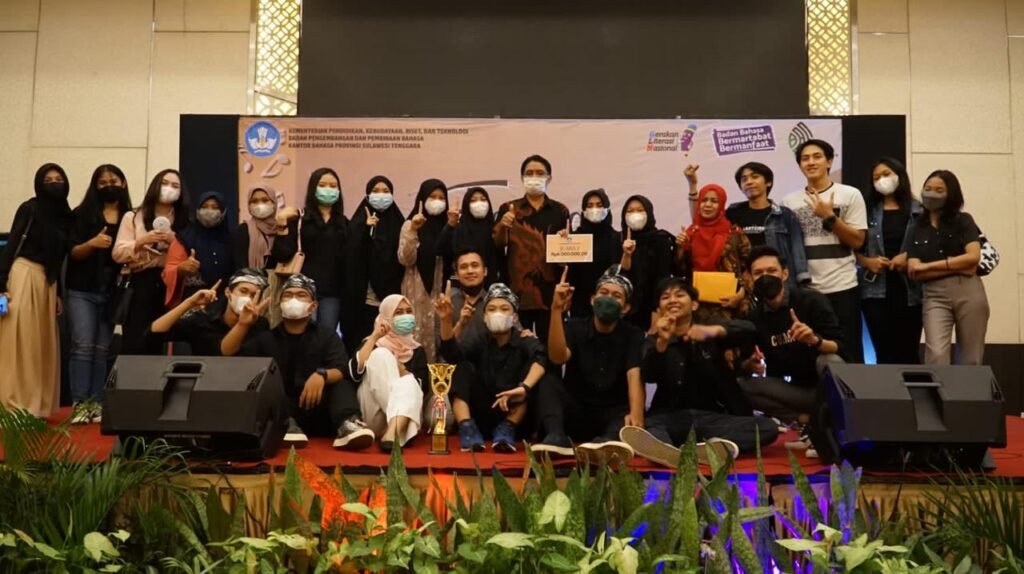 Foto bersama pendukung, pelatih, dan guru dari kelompok siswa yang meraih juara 1 lomba musikalisasi puisi oleh Kantor Bahasa Sultra. Foto: Istimewa.