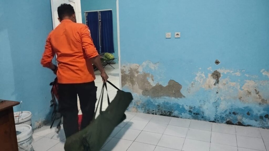 Tim Rescue Unit Siaga Raha bersiap melakukan pencarian terhadap korban hilang di Hutan Kumalona, Kecamatan Mawasangka Induk.