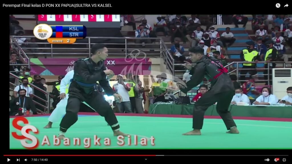 Rikki Aris Munandar (merah) saat bertanding melawan Muhammad Azhar Arida (biru).