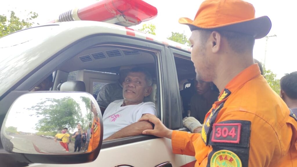 Jaruddin (55) dievakuasi menuju Puskesmas Mawasangka untuk menjalani perawat medis.