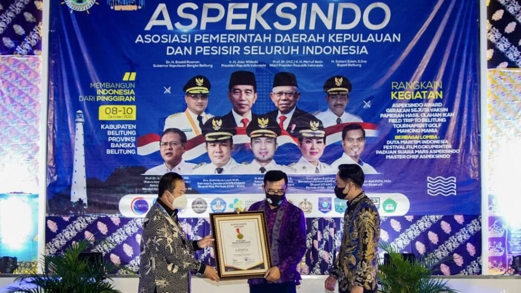Pemberian piagam penghargaan Tokoh Penggerak Provinsi Kepulauan di Indonesia.