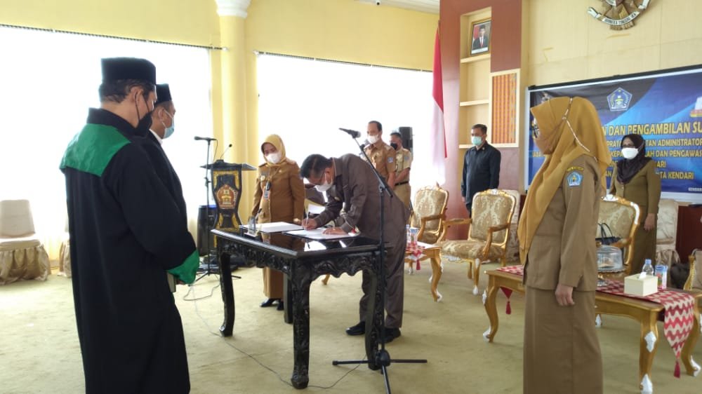 Wali Kota Kendari, Sulkarnain Kadir saat menandatangani berita acara pelantikan direksi Perumda Kota Kendari.