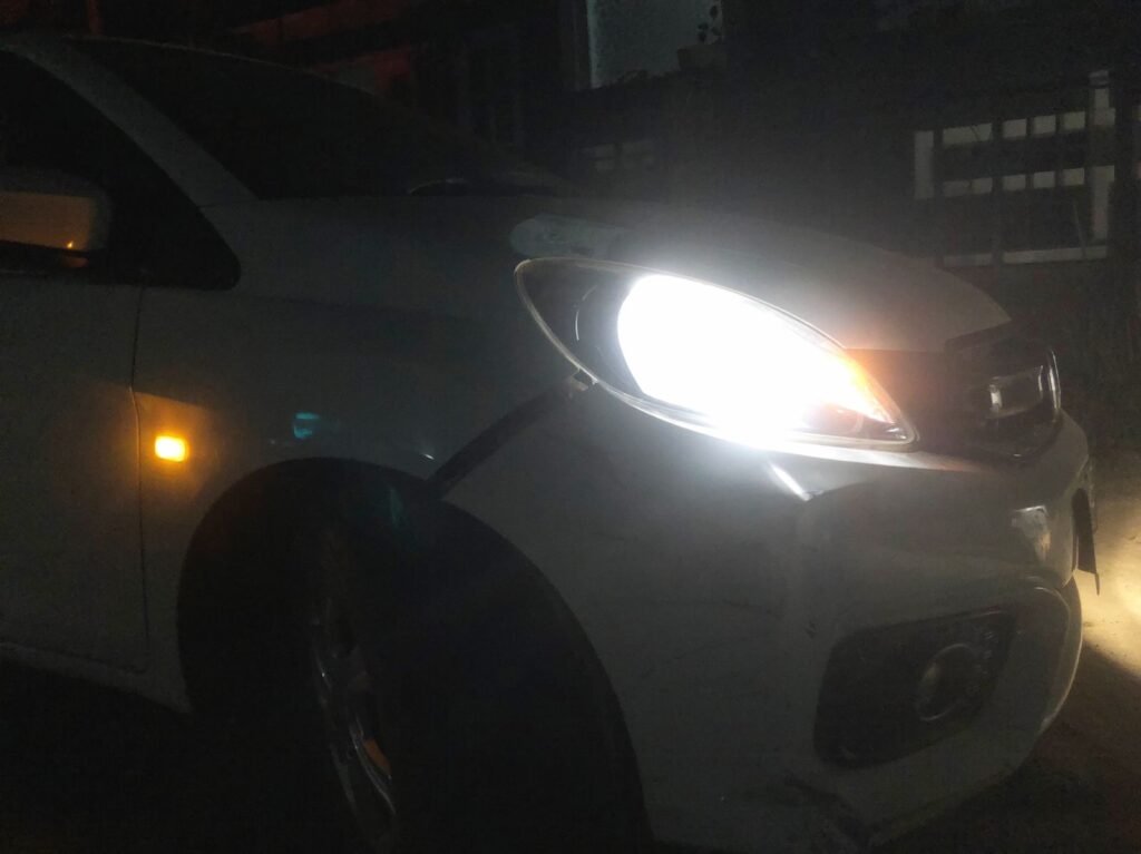 Kondisi mobil Honda Brio usai ditabrak pengendara motor.
