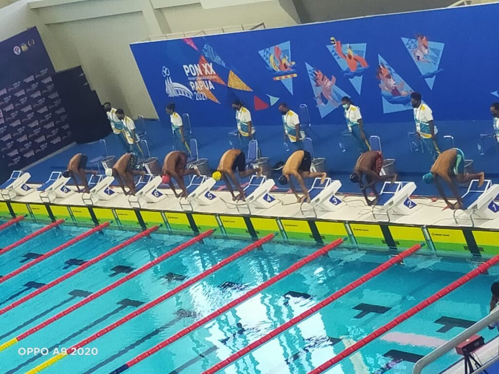 Atlet renang dalam pertandingan PON XX Papua 2021 di Arena Akuatik Kampung Harapan, Kabupaten Jayapura. 