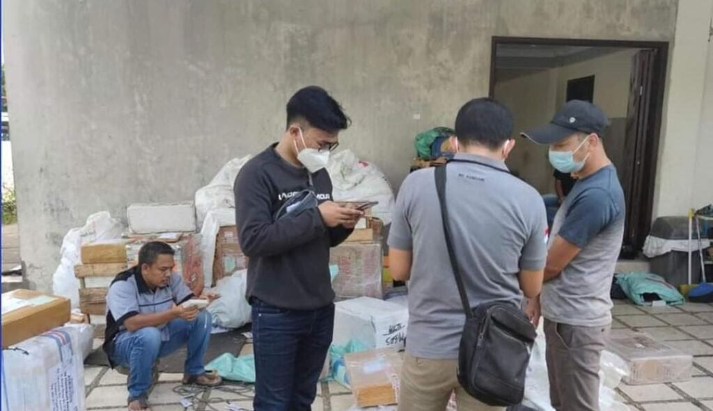 Ratusan ribu rokok ilegal asal Tiongkok yang berhasil diamankan Bea Cukai Kendari. Foto: Istimewa.