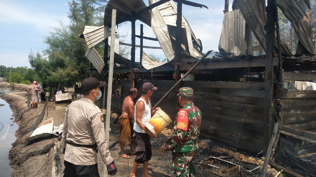 Api Hanguskan 1 Unit Rumah di Kolaka, Kerugian Ditaksir Ratusan Juta Api Hanguskan 1 Unit Rumah di Kolaka, Kerugian Ditaksir Ratusan Juta