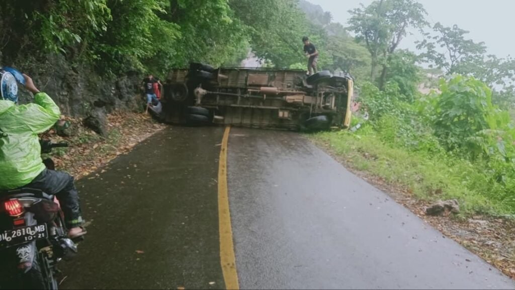 Mitsubishi Fuso pengangkut air mineral terbalik di jalur pendakian Desa Tamborasi, Kecamatan Iwoimendaa, Kabupaten Kolaka.