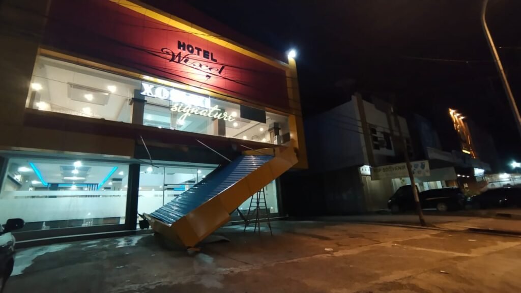 Kanopi Hotel Wixel Kendari ambruk akibat hujan lebat.