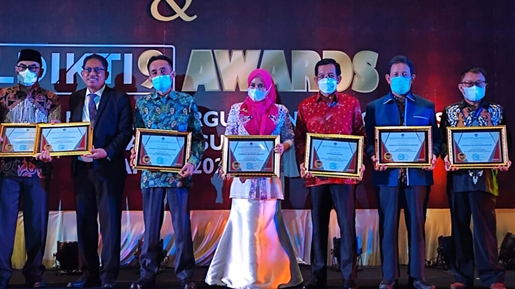 Penerimaan penghargaan Lembaga Layanan Pendidikan Tinggi (LLDIKTI) Wilayah IX Award 2021.