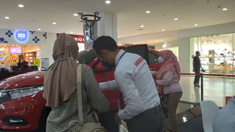 Store counter PT Cahaya Gratia Pratama Kendari menjelaskan produk All New Honda BR-V.