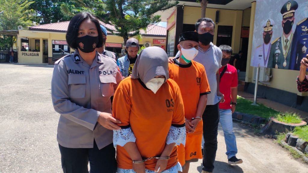 Tersangka kasus penipuan, SR dan YK diamankan di Polres Kolaka.