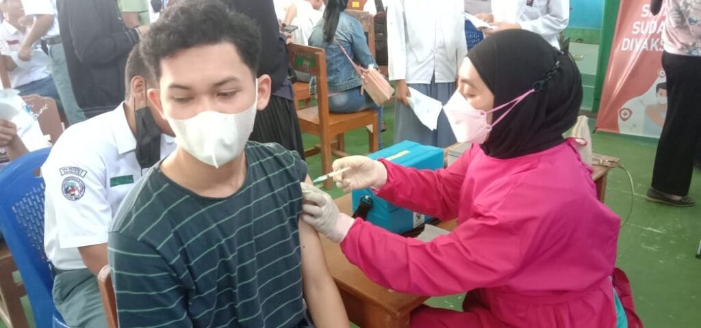 Proses penyuntikan vaksin Covid-19 di SMAN 2 Kendari. Foto: Wira Muhammad Rafli/Kendariinfo. (18/10/2021).