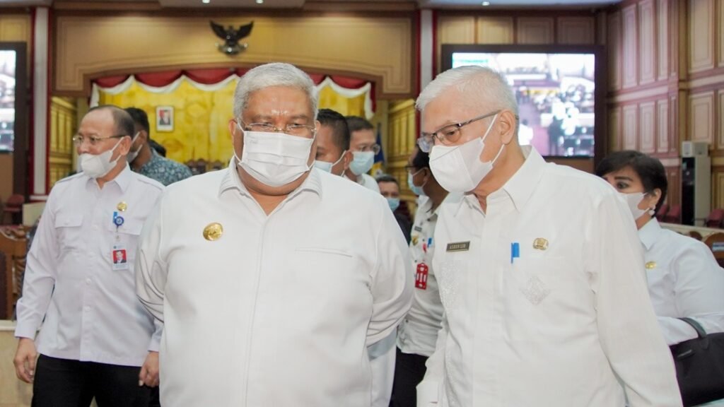 Kadikbud Sultra, Asrun Lio (kanan) saat bersama Gubernur Sultra, Ali Mazi (kiri).