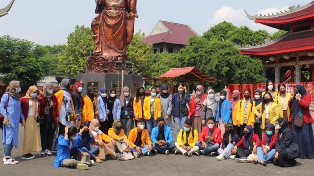 Kunjungan Pertukaran Mahasiswa Merdeka di Klenteng Sam Poo Kong Semarang.