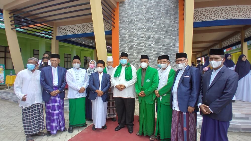 Foto bersama Gubernur Sultra, Ali Mazi (tengah) dan pengurus Yayasan Ummusshabri Kendari. Foto: Yusrin Ramadhan/Kendariinfo. (22/10/2021).