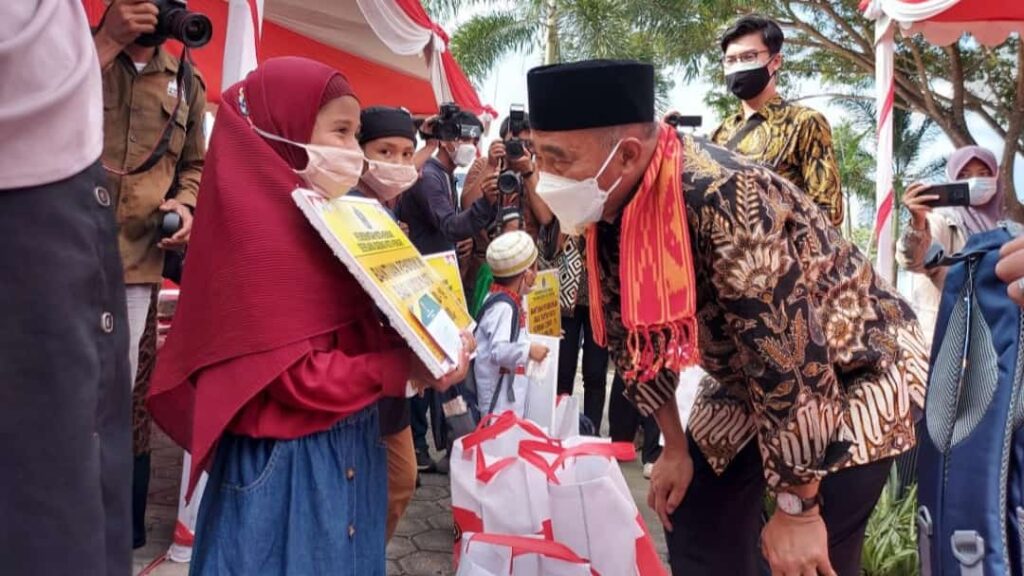 Menko PMK, Muhadjir Effendy memberikan bantuan kepada anak yatim piatu di Kota Kendari.