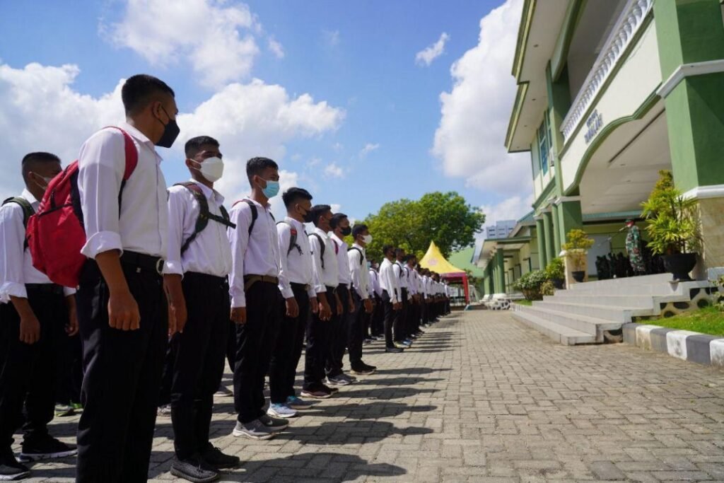 Peserta yang mengikuti seleksi prajurit TNI AD di Korem 143/Halu Oleo.