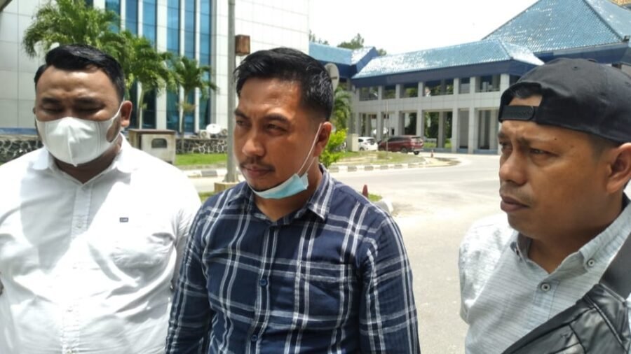 Penegak Hukum Koalisi Penyelamat Koltim, Taufik Sungkono (tengah) saat diwawancara awak media soal tuntutan pembatalan mutasi sejumlah pejabat di Koltim.