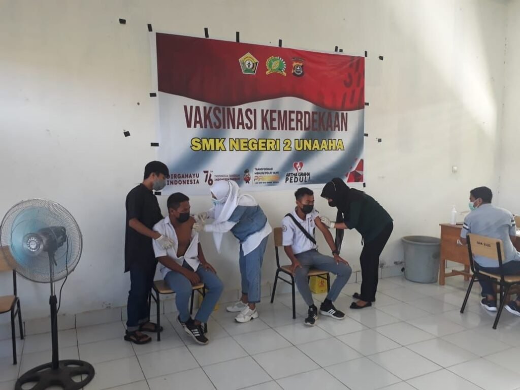 Vaksinasi Kemerdekaan di SMKN 2 Unaaha, Kabupaten Konawe.