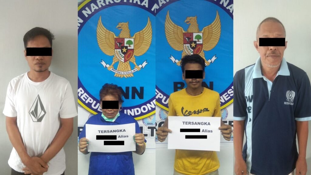 Empat pelaku penyelundupan narkotika dari Malaysia berinisial M, M, A, dan B.