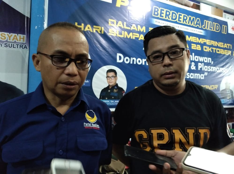 Sekretaris DPW Partai NasDem Sultra, La Ode Ikhsanuddin Saafi (kiri), Ketua DPW GPND Sultra, Arwin (kanan).