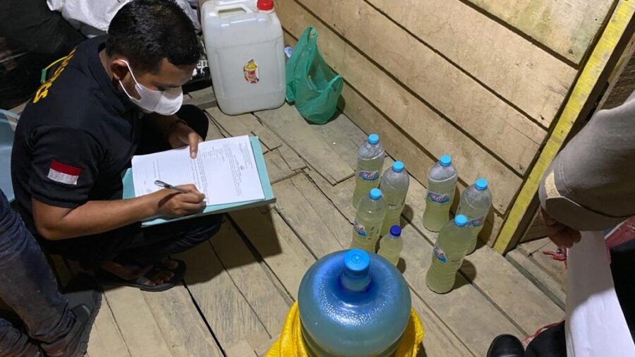 Puluhan liter minuman tradisional diamankan polisi saat razia di Kelurahan Wuwua, Kecamatan Wuawua, Kota Kendari.