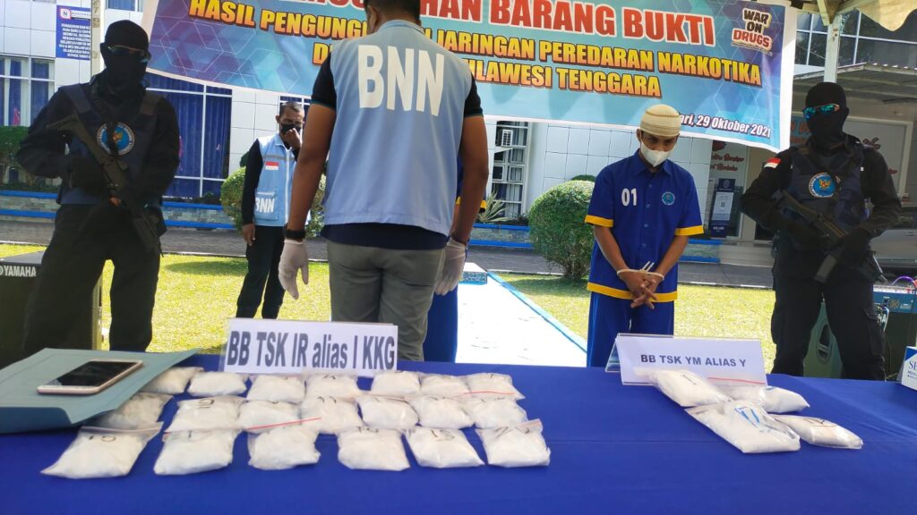 Barang bukti milik kedua tersangka. Foto: Ferito Julyadi/Kendariinfo. (29/10/2021).