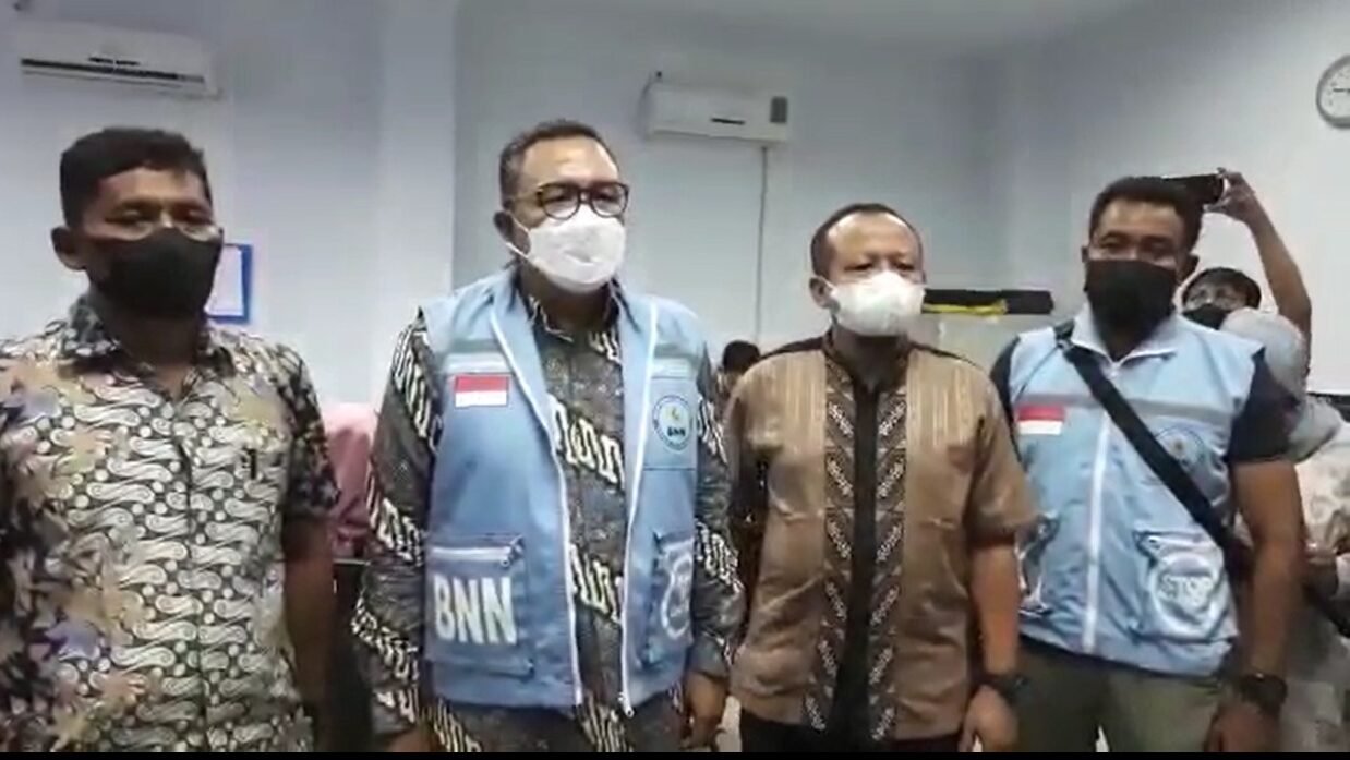 2 Pengedar Ditangkap di Bandara Haluoleo, Sabu-Sabu Disembunyikan di Celana Dalam 2 Pengedar Ditangkap di Bandara Haluoleo, Sabu-Sabu Disembunyikan di Celana Dalam