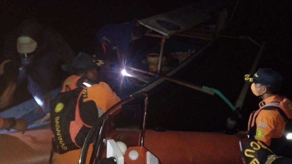 Proses evakuasi korban kecelakaan di Perairan Saponda.