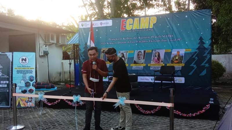 Menurut Ketua YES Sultra, Cedrik Elcid Wurara saat melakukan pemotongan pita di acara pembukaan Ecamp YES Sultra. Foto: Wira Muhammad Rafli/Kendariinfo. (28/10/2021).
