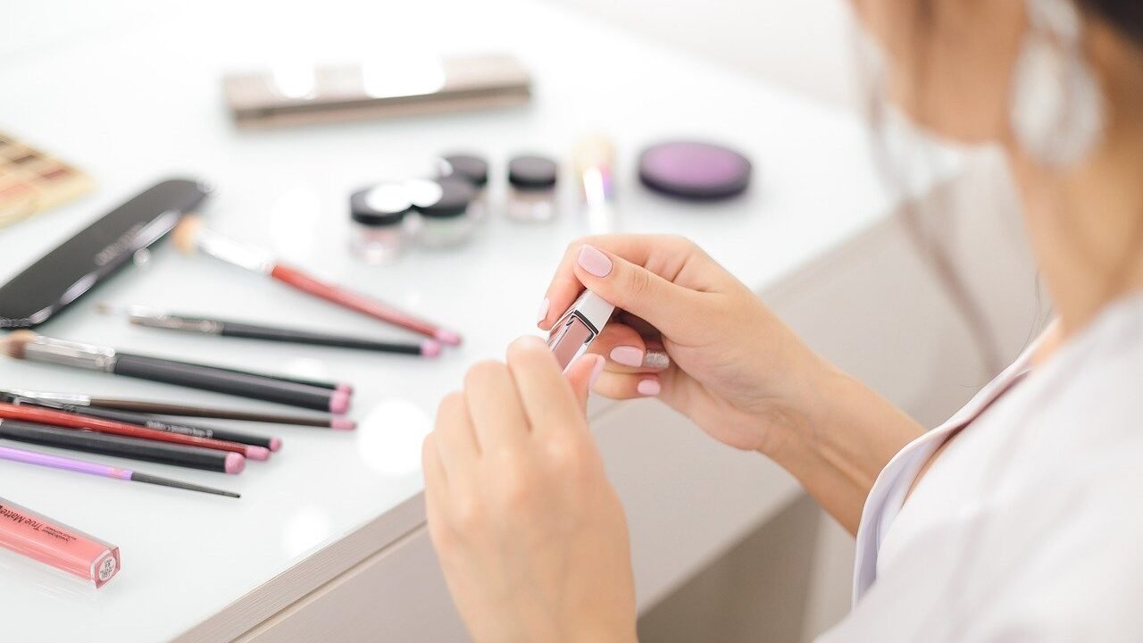 Mulai Sekarang, Kosmetik hingga Aksesori dan ATK Wajib Sertifikat Halal Mulai Sekarang, Kosmetik hingga Aksesori dan ATK Wajib Sertifikat Halal