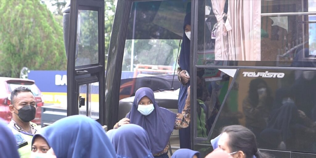 Mobilisasi pelajar ke titik vaksinasi. Foto: Wira Muhammad Rafli/Kendariinfo. (14/10/2021).