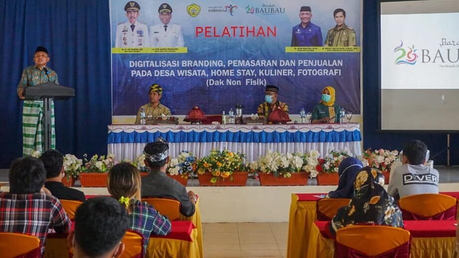 Pelatihan digitalisasi branding pemasaran dan penjualan pada desa wisata, home stay, kuliner fotografi (DAK nonfisik) di Aula Hotel Mira, Baubau. 