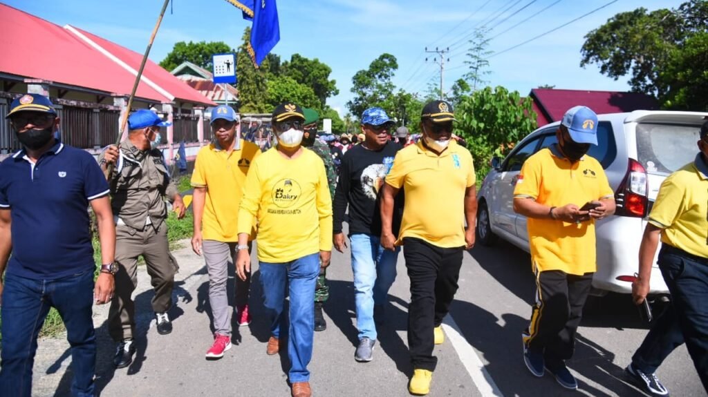 Bupati Buton dan beberapa OPD, serta masyarakat sedang melaksanakan jalan sehat yang digelar Karang Taruna Lasalimu di Kelurahan Kamaru.