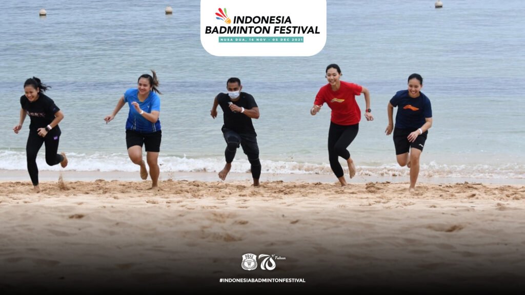 Pemain Indonesia saat latihan di pantai. Foto: PBSI.