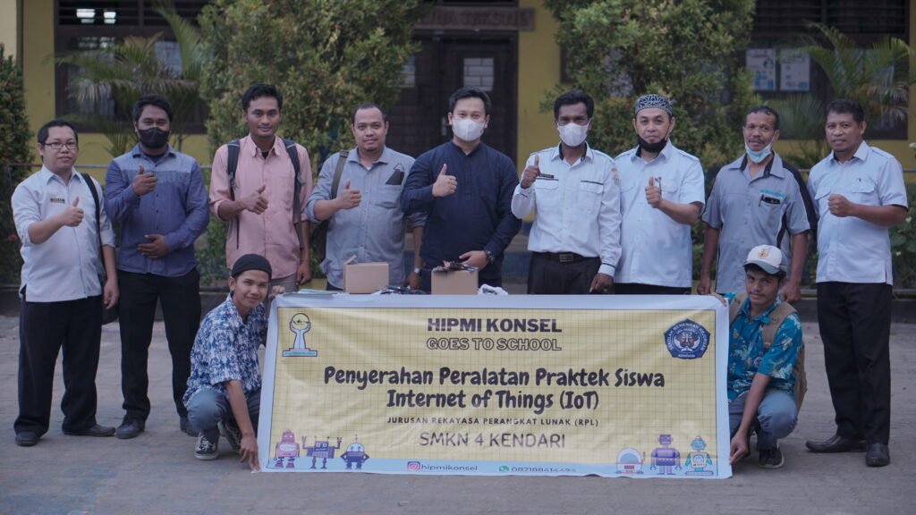 Penyerahan bantuan Internet of Things dari HIPMI Konsel kepada SMKN 4 Kendari. Foto: Wira Muhammad Rafli/Kendariinfo. (24/11/2021).