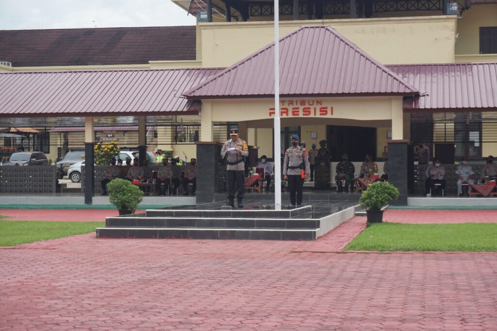Kapolda Sultra, Irjen Pol Teguh Pristiwanto memimpin apel persiapan operasi Zebra Anoa 2021.