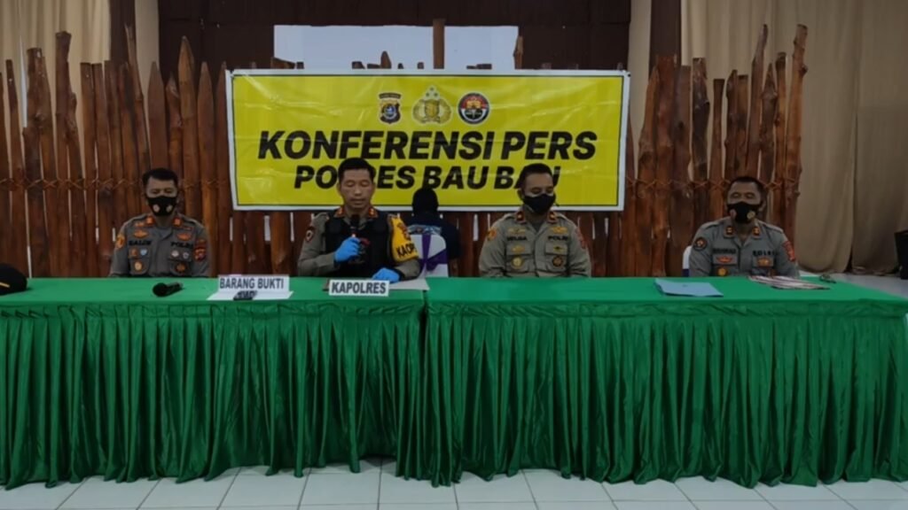 Konferensi pers pengungkapan kasus penjambretan dan penganiayaan di Baubau.