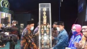 Penyerahan piala juara umum festival Lembaga Seni dan Qasidah (Lasqi) kepada Kota Kendari.