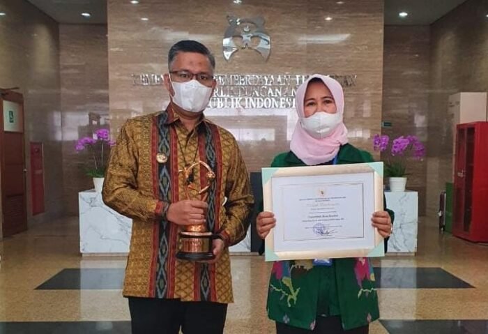 Wali Kota Kendari, Sulkarnain Kadir (kiri) bersama Kepala Dinas Pemberdayaan Perempuan dan Perlindungan Anak (PPPA) Kota Kendari, Ratna Dewi (kanan).