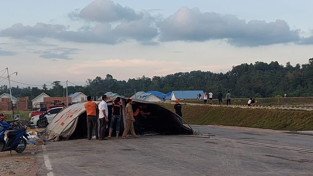Pembongkaran tenda BNPB di Kolam Retensi Boulevard.