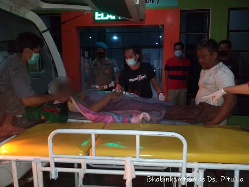 Korban Amiruddin saat dibawa menggunakan ambulans. Foto: Istimewa.