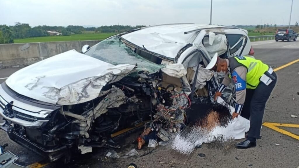 Mobil yang ditumpangi Artis Vanessa Angel dan suaminya Febri Andriansyah mengalami kecelakaan tunggal di Tol Jombang KM 672+400A.