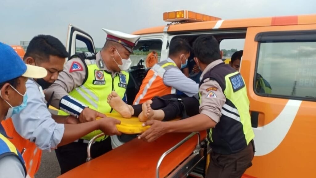 Korban kecelakaan di Tol Jombang KM 672+400A dievakuasi menuju rumah sakit.