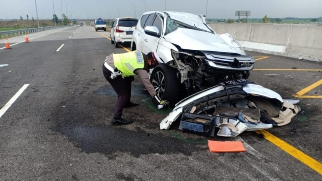 Mobil yang ditumpangi Artis Vanessa Angel dan suaminya Febri Andriansyah mengalami kecelakaan tunggal di Tol Jombang KM 672+400A.