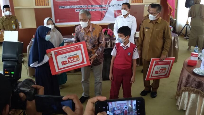 700 Siswa di Kendari Terima Bantuan Kuota Internet 35 Gb per Bulan 700 Siswa di Kendari Terima Bantuan Kuota Internet 35 Gb per Bulan